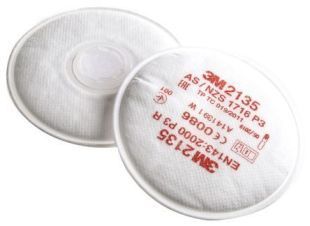 2 stykk P3 filter for støv og partikler med bajonettfetse fra 3M. viser bakside med feste og fremside med info og logo